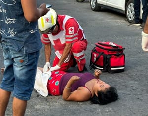 ¡MOTORIZADO ATROPELLA A JOVEN MUJER!