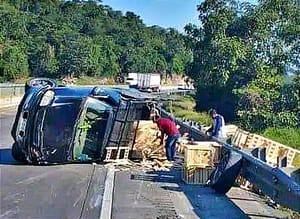 ¡SE VOLTEA LA CAMIONETA CON LOS MUEBLES!