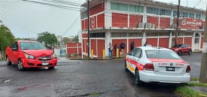 ¡COLISIONA TAXI CONTRA UN AUTO EN LA POCITOS Y RIVERA!