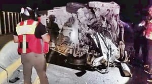 ¡“MONSTRUO” EMBISTE A CAMIONETA QUE TERMINA DESTROZADA!