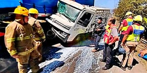 ¡CAOS VIAL POR 4 HORAS! - CAMIONETA CARGADA CON GALONES DE LECHE SE IMPACTA CONTRA UN “MONSTRUO”! - |EN LA CARRETERA FORTÍN-HUATUSCO