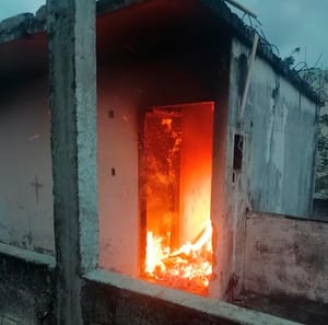 ¡PEPENADORES QUEMAN EDIFICIO ABANDONADO! -LOS VECINOS REPORTARON EL FUEGO EN EL SEGUNDO PISO