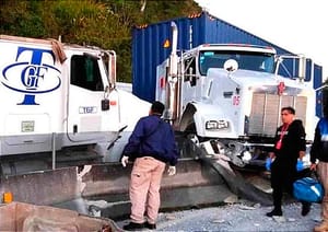 ¡CARAMBOLAZO DE CUATRO TRÁILERES! -Un tractocamión se detuvo sobre el carril...