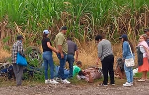 ¡TRES HERIDOS DEJA VOLCADURA DE CAMIONETA EN YANGA!