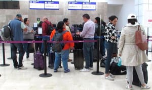 ¡SE ATORAN 6 VUELOS EN EL AEROPUERTO! - |PASAJEROS ESPERANDO SE VAYA LA NEBLINA