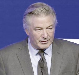 ¡JUICIO A ALEC BALDWIN POR EL CASO “RUST” SERÁ HASTA JULIO!