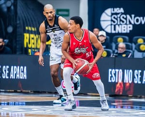 ¡DESTACAN HALCONES ROJOS EN LIGAS DE BALONCESTO! - Quade Escocia, Tavario en Indonesia