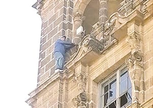 ¡UN HOMBRE QUERÍA SALTAR DESDE EL ANTIGUO PALACIO DEL AYUNTAMIENTO!