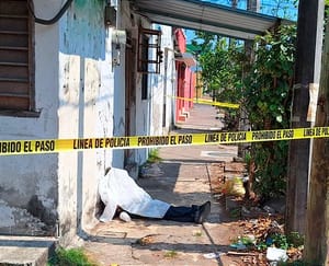 ¡EL "TOMASÍN" PIERDE LA VIDA EN LA BANQUETA! - |Vecinos afirman que el hombre fue sacado de su casa por sus familiares