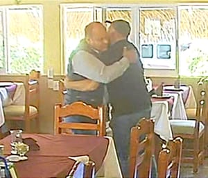 ¡EXHIBEN ABRAZO DE EX DELEGADO DE TRANSPORTE DE GUERRERO CON EL PRESUNTO LÍDER DE LOS ARDILLOS!