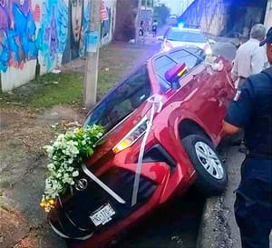 ¡NOVIA CASI NO LLEGA A SU BODA PORQUE EL AUTO DONDE IBA SE FUE A UNA ZANJA! - ...CASI