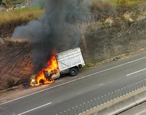 ¡DEVORA FUEGO CAMIONETA DE REDILAS EN LA AUTOPISTA! - |A LA ALTURA DE  COTAXTLA