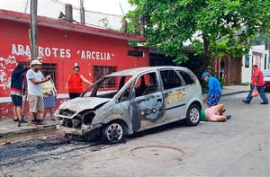 ¡SE LES QUEMA EL AUTO CUANDO IBAN A LA CONSULTA AL IMSS! - SE LLEVAN UN BUEN SUSTO