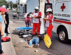 ¡NO DETUVO SU MARCHA, SÓLO REDUJO LA VELOCIDAD...! - EL CHOFER SIGUIÓ CON SU RUTA, ÉL PASAJERO INCONCIENTE