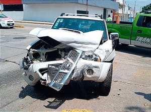 ¡CHOCAN Y DE PILÓN EL SEMÁFORO! - QUE AMBAS PASARON CON LUZ VERDE