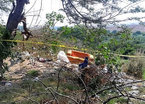 ¡LOCALIZAN UN CADÁVER EMBOLSADO EN LOMAS DE RÍO MEDIO 3! - VECINOS EMPEZARON A PERCIBIR EL OLOR