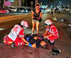 ¡EMBISTEN A UNA MUJER EN MOTO! - APARATOSO CHOQUE FRENTE AL IMSS DE DÍAZ MIRÓN