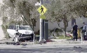 ¡CAMIONETA SE ESTRELLA CONTRA PARADA DE AUTOBÚS; HAY 3 MUERTOS Y UN BEBÉ GRAVE!