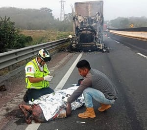 ¡SE QUEMA Y LE HACEN RAPIÑA! - EL CONDUCTOR QUEDÓ TENDIDO EN LA CÓRDOBA-VERACRUZ