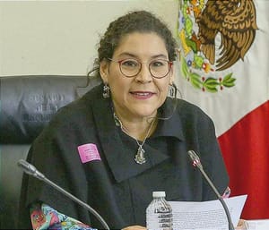 ¡LENIA BATRES LIBRA AMPAROS TRAMITADOS EN SU CONTRA!