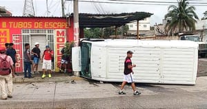 ¡SE VOLTEA EN LA CAMIONETA EN LA POCHOTA! - CASI SE METE A UN TALLER DE MOFLES