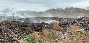 ¡FUEGO DEVORA UN  BASURERO CLANDESTINO EN ANTÓN LIZARDO!