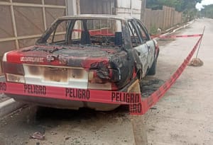 ¡QUEMAN TAXI POR VENGANZA! - *El propietario del vehículo aseguró que el incendio de su vehículo es por problemas personales
