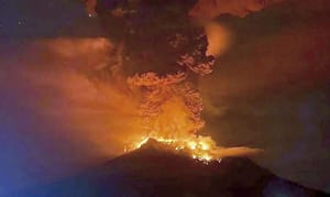 ¡CIERRAN LOS AEROPUERTOS POR LA ERUPCIÓN VOLCÁNICA EN INDONESIA!