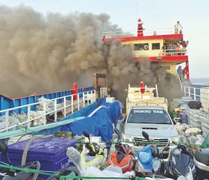 ¡PASAJEROS DE TRANSBORDADOR SALTAN AL MAR PARA HUIR DE UN INCENDIO!