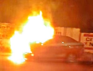 ¡FUEGO DEVORA UN TAXI EN RÍO MEDIO 3!