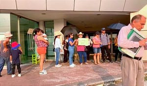 ¡COLONOS VS. CFE! - *Bloquean oficinas de los kilowatitos en Veracruz por falta de luz y obtienen un transformador nuevo