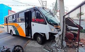 ¡CAMIONAZO: 8 HERIDOS! - *A SU PASO DESBARATÓ UNA MOTO