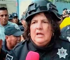 ¡SE DISFRAZA DE POLICÍA LA ALCALDESA DE SAN ANDRÉS! - LA QUERÍAN LINCHAR
