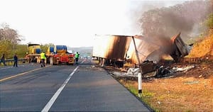 ¡CHOQUE MORTAL! - SE IMPACTAN DE FRENTE DOS TRÁILERES *UN OPERADOR MUERE