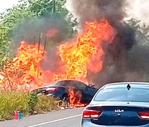 ¡FUEGO EN LA CARRETERA! - *Arden dos vehículos después de chocar en la carretera Tierra Blanca-La Tinaja