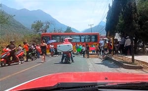 ¡TOMAN URNAS PARA COMBATIR FUEGO! - *Bloquearon la carretera e impidieron el desarrollo de las elecciones