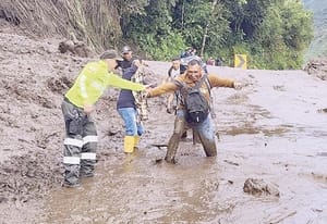 ¡DESLIZAMIENTO DE TIERRA POR LLUVIAS DEJA AL MENOS SEIS MUERTOS Y 30 DESAPARECIDOS EN ECUADOR!