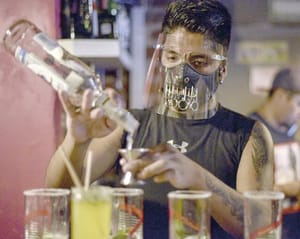 ¡LA INTOXICACIÓN MASIVA POR CONSUMO DE ALCOHOL ADULTERADO COBRA 55 MUERTOS!