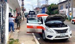 ¡LANZAN BOMBA MOLOTOV CONTRA TAXI! - ACAYUCAN