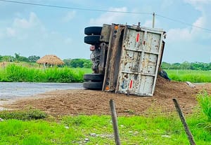 ¡VUELCA CAMIÓN DE VOLTEO EN LA CARRETERA!