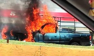 ¡ARDE CAMIONETA EN XALAPA CERCA DE PLAZA ANIMAS!