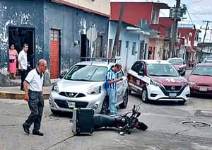 ¡MOTO-REPARTIDOR DE COMIDA ATROPELLADO POR AUTO JAPONÉS!