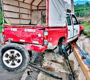 ¡DELINCUENTES ROBAN CAMIONETA COLECTIVA Y SE ESTRELLAN CONTRA POSTE!