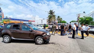 ¡TURISTAS SE CRUZAN Y SE LES ESTRELLA UN MOTOCICLISTA!