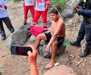 ¡COMO PUDO NADO A UNA ISLETA! - JALADO POR LA CORRIENTE DEL RÍO BOBOS!