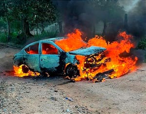 ¡ASALTANTES QUEMAN TAXI EN OLUTA! - BAJARON ANTES A LOS PASAJEROS