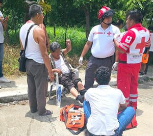 ¡CAFRE EMBISTE A PAREJA EN MOTOCICLETA Y ESCAPA!