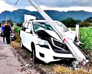 ¡CHOCA CON POSTE Y SE DESBARATA CAMIONETÓN!