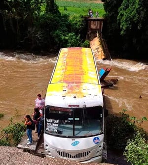 ¡SE ESCUCHÓ UN ESTRUENDO Y TODO SE CIMBRÓ! - *El conductor del camión de pasajeros aceleró pero ya no pudo llegar a la otra orilla