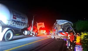 ¡15 HERIDOS EN CARRETERAZO! - AUTOBUSES EN UN REBASE SE IMPACTARON DE FRENTE *COSTERA DEL GOLFO